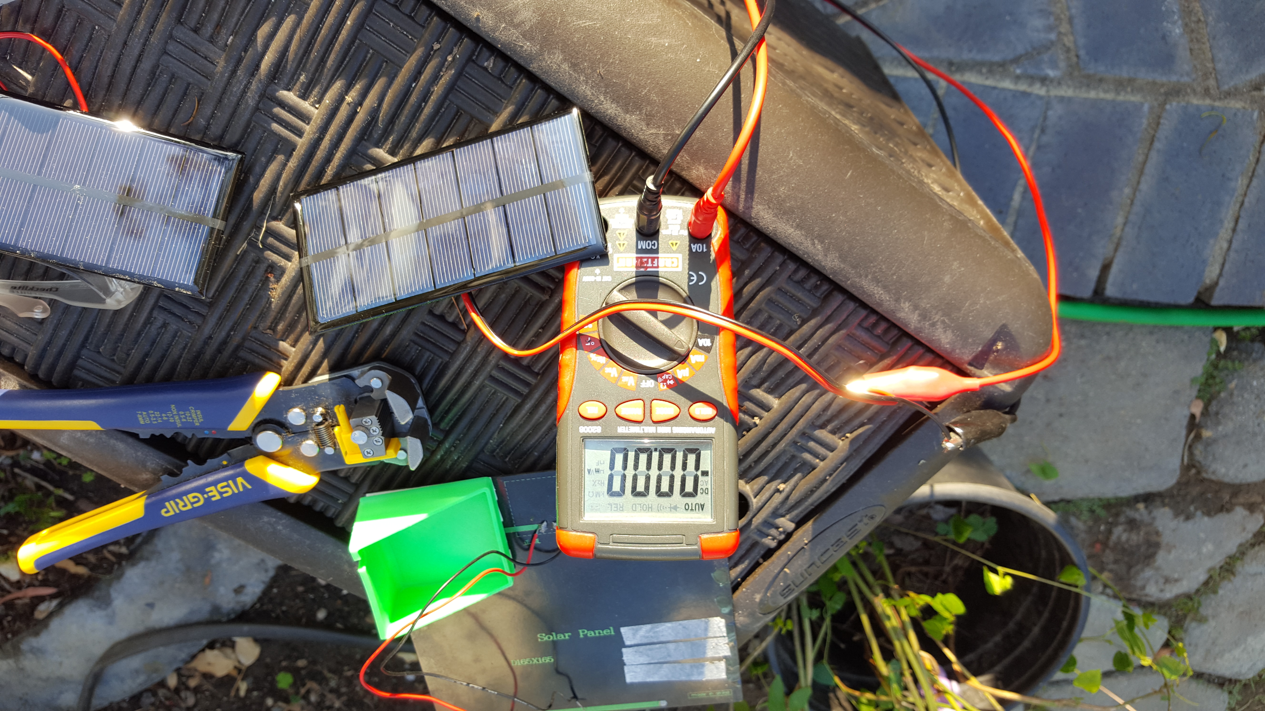 Measuring open circuit current for 3.5V, 250mA solar panel.jpg